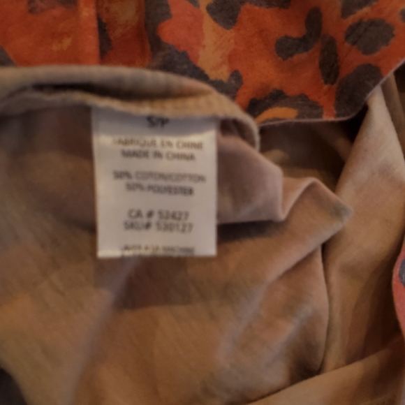 Like NEW! Small, Cute & Colorful Camouflage V-Neck Top, Light Stretch - Picture 8 of 8